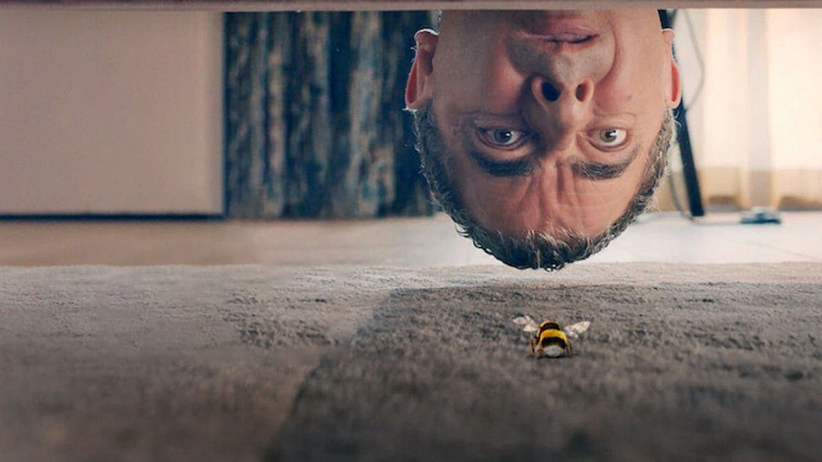 Trevor (Rowan Atkinson) se enfrenta a una abeja muy astuta en la miniserie de Netflix.