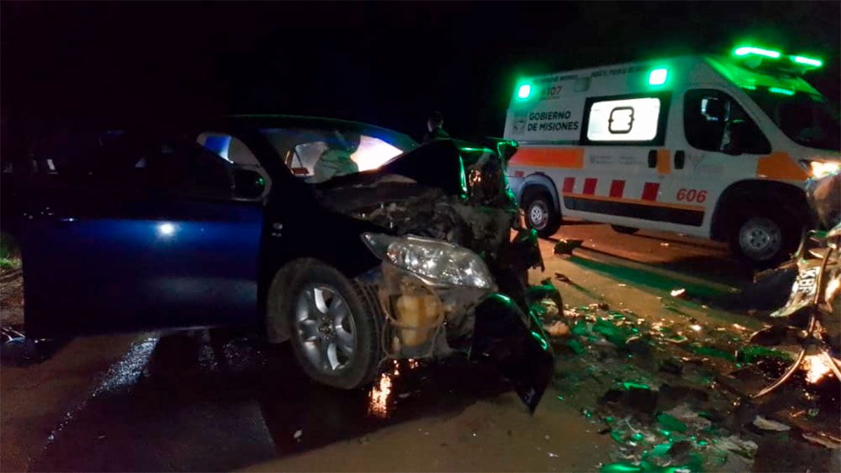 Las cuatro personas que viajaban en ambos vehículos resultaron heridas.