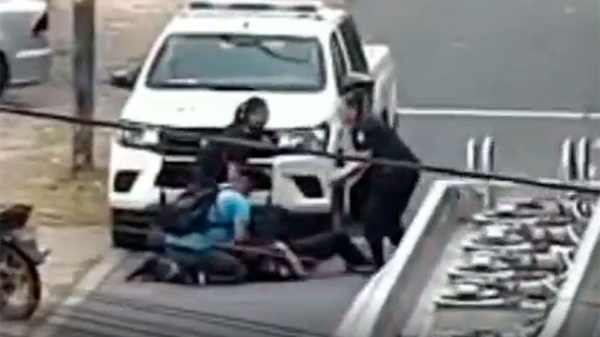 El hombre quiso huir a pie, pero a las cuadras lograron capturarlo.