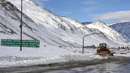 El Paso Cristo Redentor seguirá cerrado durante este martes por un alerta por nevadas.