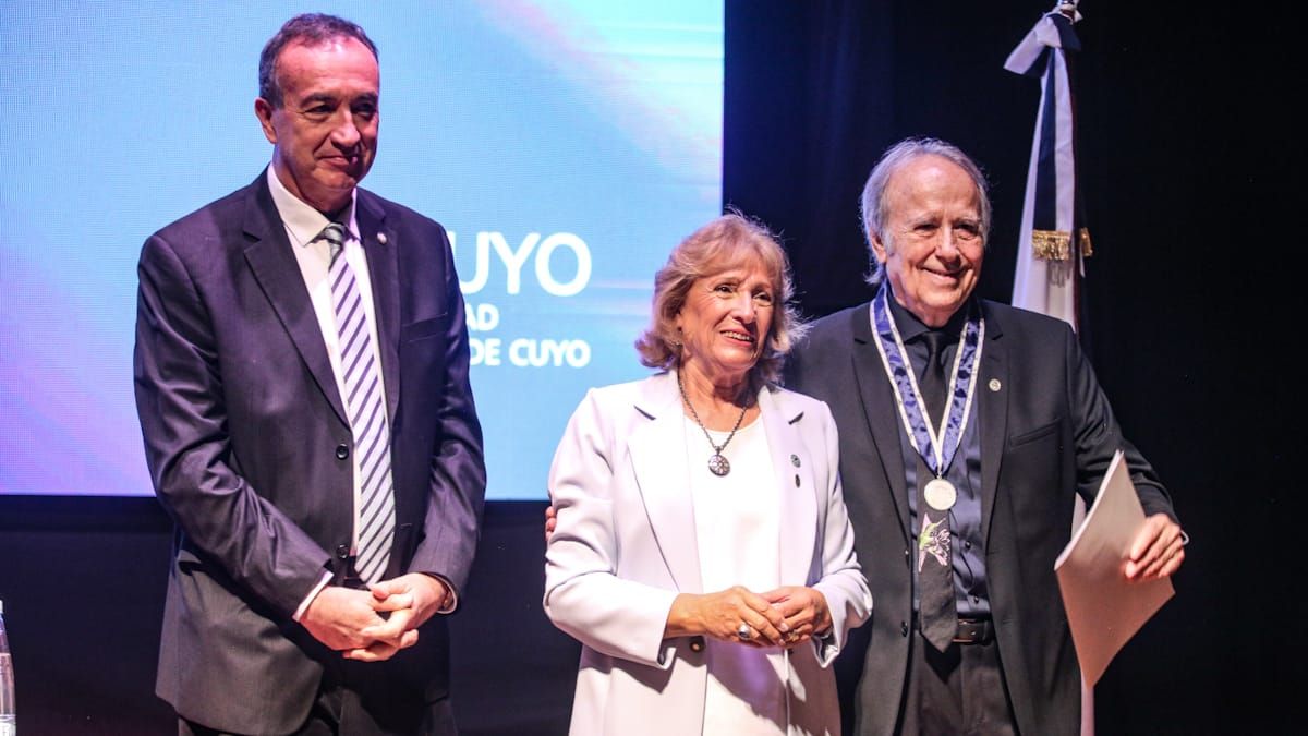Joan Manuel Serrat acaba de recibir el Doctorado Honoris Causa de la UNCuyo de manos de la rectora, Esther Sánchez, y el vicerrector, Gabriel Fidel. Fotos: Gonzalo Rios Joan Manuel Serrat acaba de recibir el Doctorado Honoris Causa de la UNCuyo de manos de la rectora, Esther Sánchez, y el vicerrector, Gabriel Fidel. Fotos: Gonzalo Rios