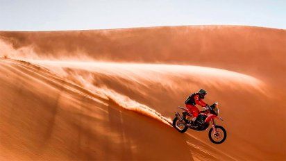 El salteño Kevin Benavides finaliza tercero en la décima etapa y lidera en motos.