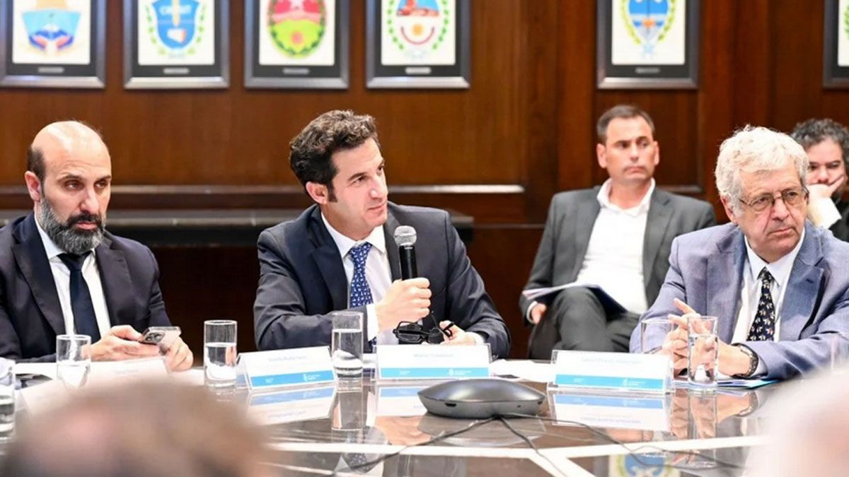 Matías Tombolini encabezó la reunión que puso en funcionamiento el Observatorio de precios.