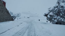 Por las fuertes nevadas evacuaron a turistas en Punta de Vacas y auxiliaron a camioneros en Uspallata