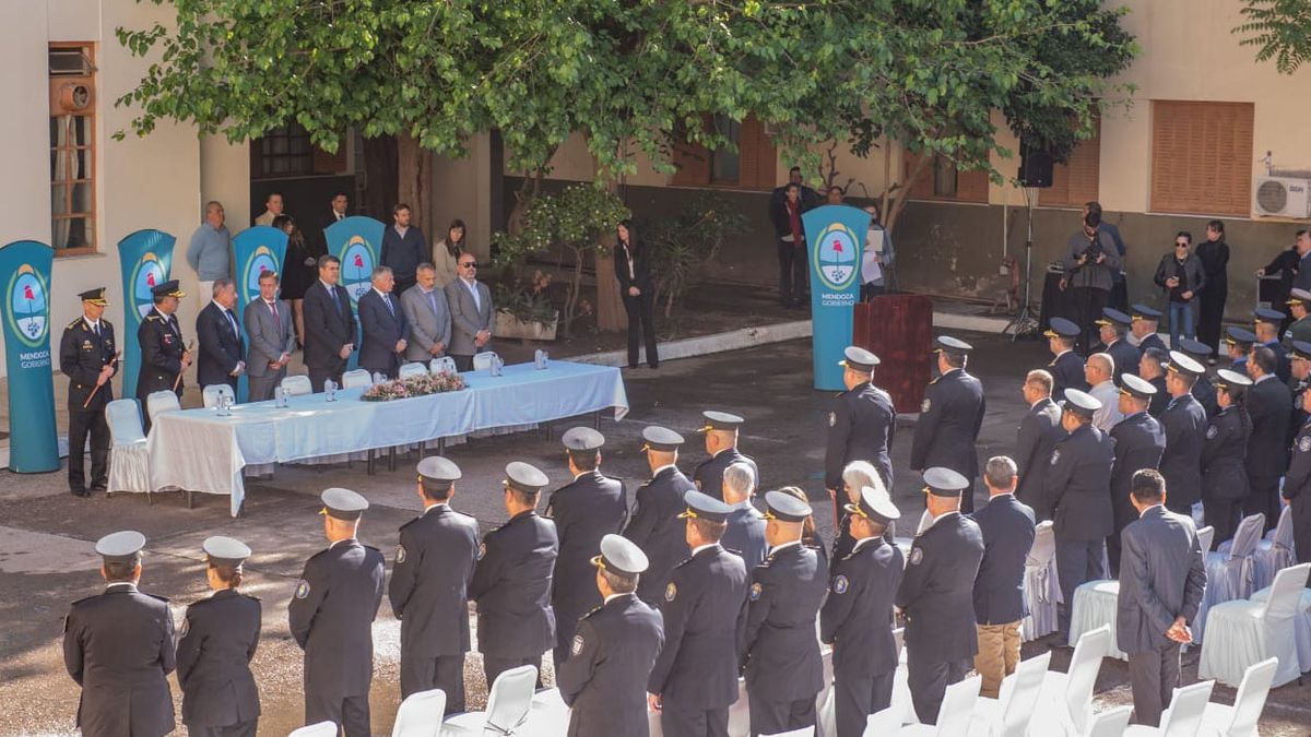 El acto oficial por el nuevo aniversario de la Polic&iacute;a de Mendoza, donde se otorgaron varias distinciones.