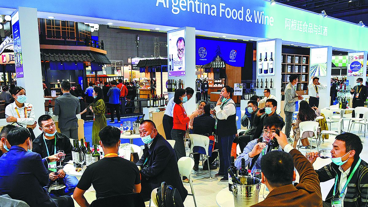 Unos visitantes se reúnen en el stand de productos vitivinícolas argentinos durante la IV Exposición Internacional de Importaciones de China en Shanghai. PARA USO DE CHINA DAILY