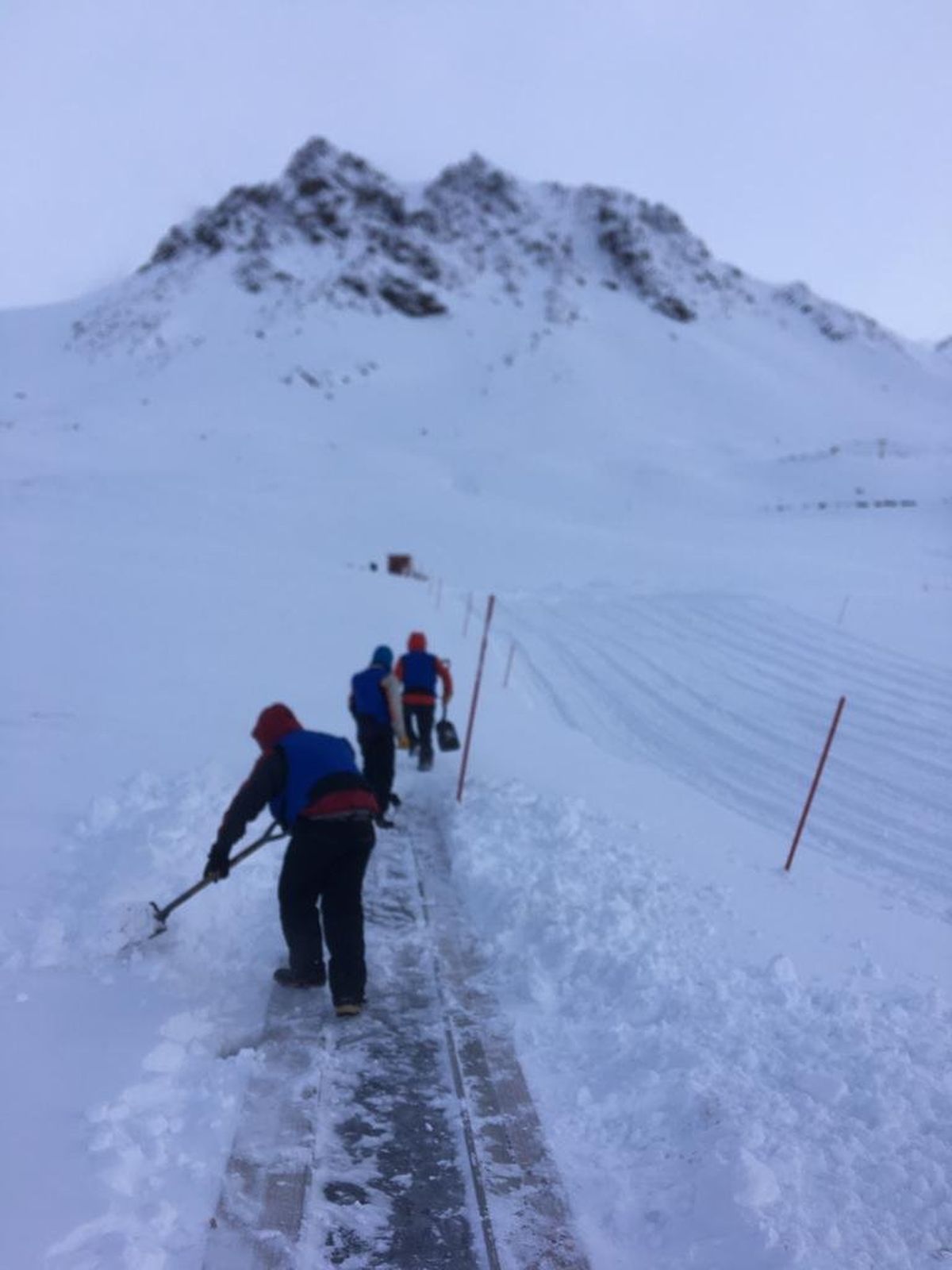 Así estuvieron trabajando en Los Puquios el lunes para dejar todo listo.
