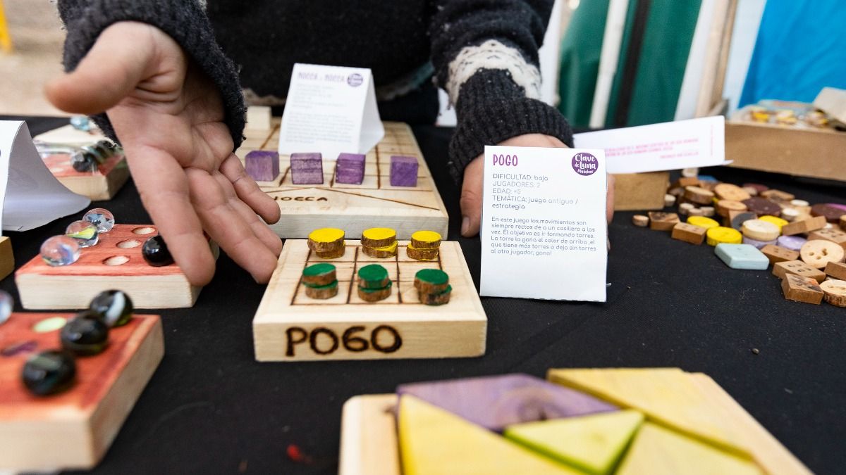 Ingrid dijo que reciben muchos restos de poda, de ramas con lo que hacen botones y fichas para los juegos. Ingrid dijo que reciben muchos restos de poda, de ramas con lo que hacen botones y fichas para los juegos.