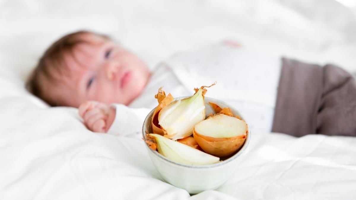 Colocar cebolla cortada debajo de la almohada: por qué recomiendan hacerlo y para qué sirve Colocar cebolla cortada debajo de la almohada: por qué recomiendan hacerlo y para qué sirve