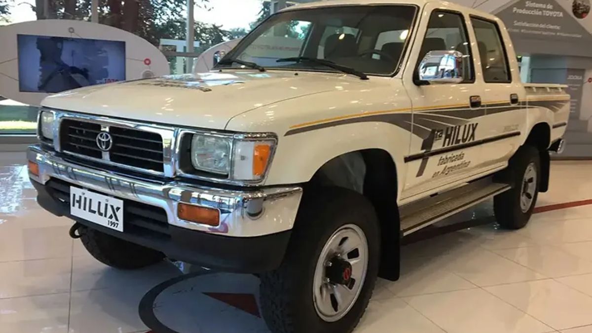 La pick-up Toyota Hilux comenzó a producirse en la planta de Zárate en 1997 y desde ese momento llegó a la octava generación La pick-up Toyota Hilux comenzó a producirse en la planta de Zárate en 1997 y desde ese momento llegó a la octava generación