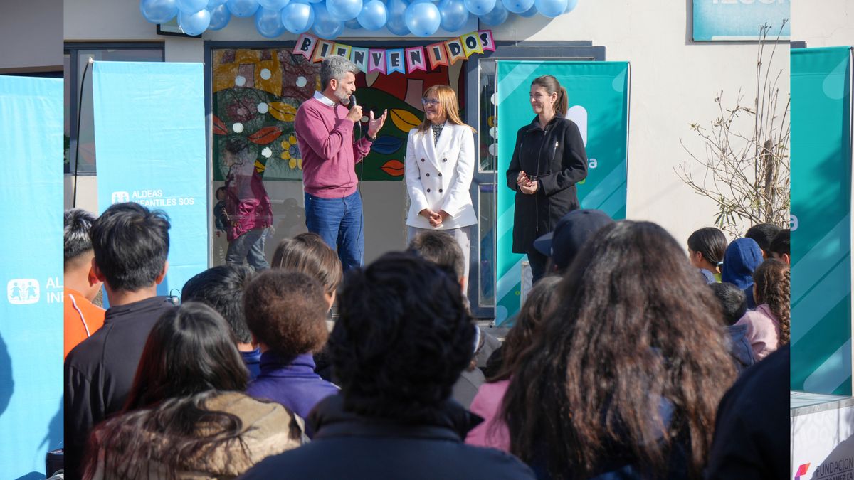 El intendente de Capital, Ulpiano Suarez, junto a la directora nacional de Aldeas Infantiles SOS Argentina, Alejandra Perinetti, y Gabriela Alé, directora ejecutiva de la Fundación Grupo América. El intendente de Capital, Ulpiano Suarez, junto a la directora nacional de Aldeas Infantiles SOS Argentina, Alejandra Perinetti, y Gabriela Alé, directora ejecutiva de la Fundación Grupo América.