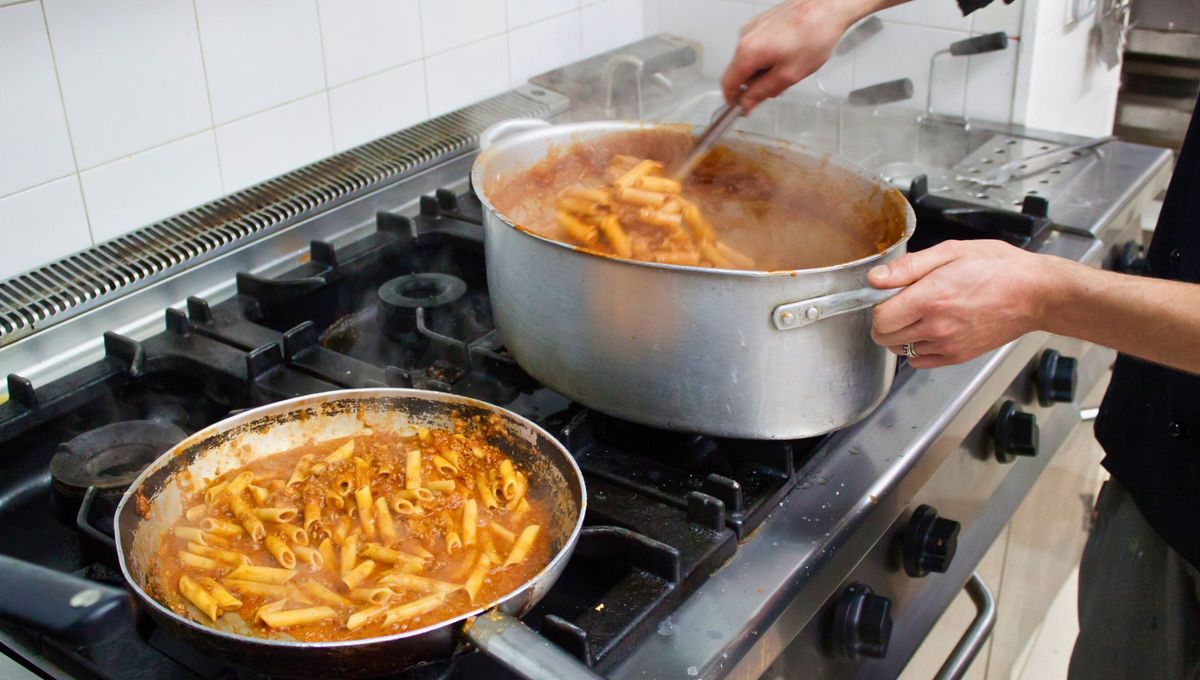 Revolver la pasta es uno de los trucos más usados para que no se peguen los fideos ni cualquier otro tipo de masa Revolver la pasta es uno de los trucos más usados para que no se peguen los fideos ni cualquier otro tipo de masa