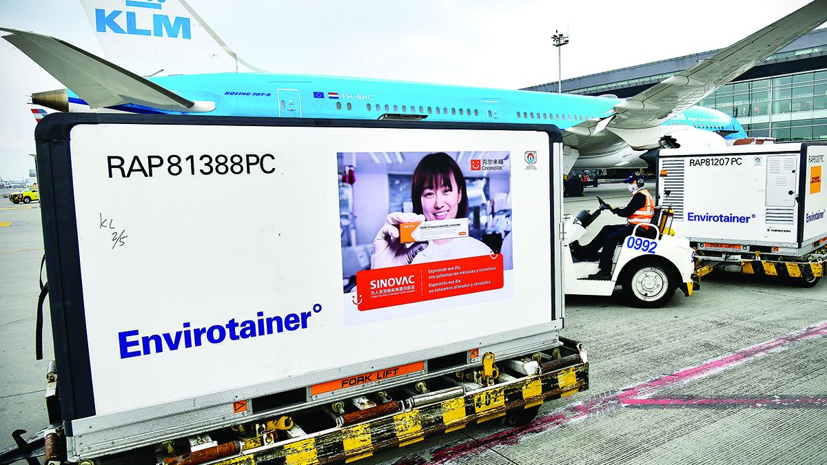 Los suministros de una vacuna contra el COVID-19 de la farmacéutica china Sinovac se descargan en el Aeropuerto Internacional El Dorado en Bogotá