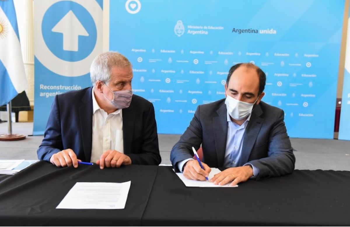 Jaime Perczyk, ministro de Educación de la Nación y José Thomas participaron de la presentación del protocolo por el inicio de clases.