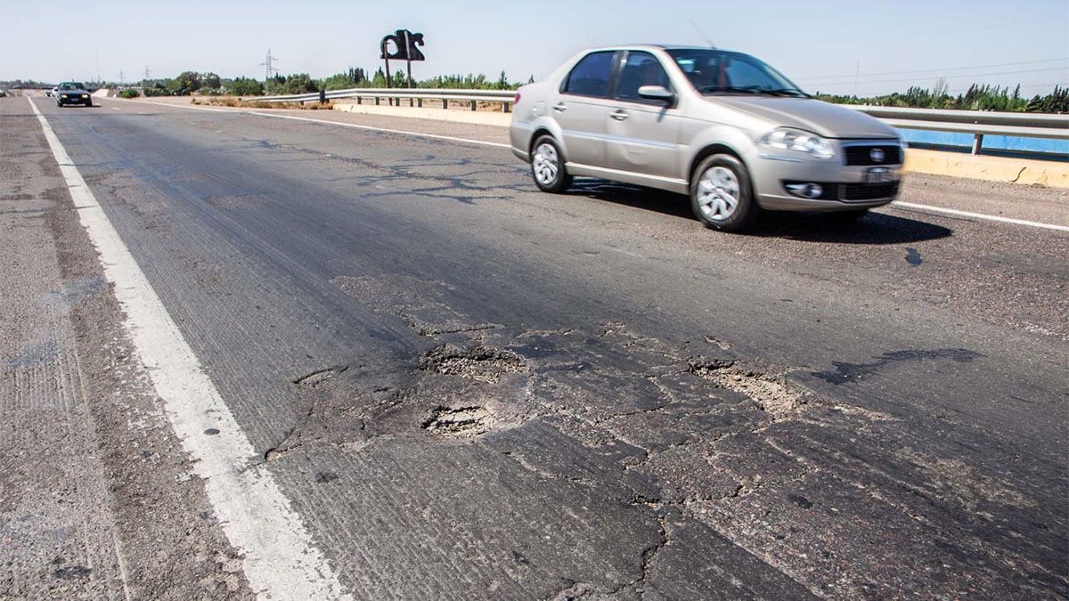Una de las fotos que publicó la Comuna de San Martín sobre el deterioro de la ruta 7 en el sector que atraviesa el departamento.