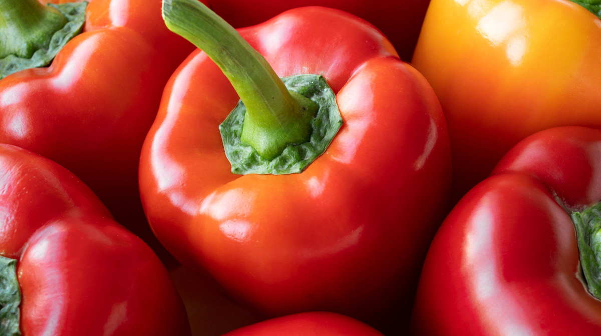 Pimientos. Los pimientos, sobre todo el rojo, aporta una gran cantidad de vitamina C. Pimientos. Los pimientos, sobre todo el rojo, aporta una gran cantidad de vitamina C. 