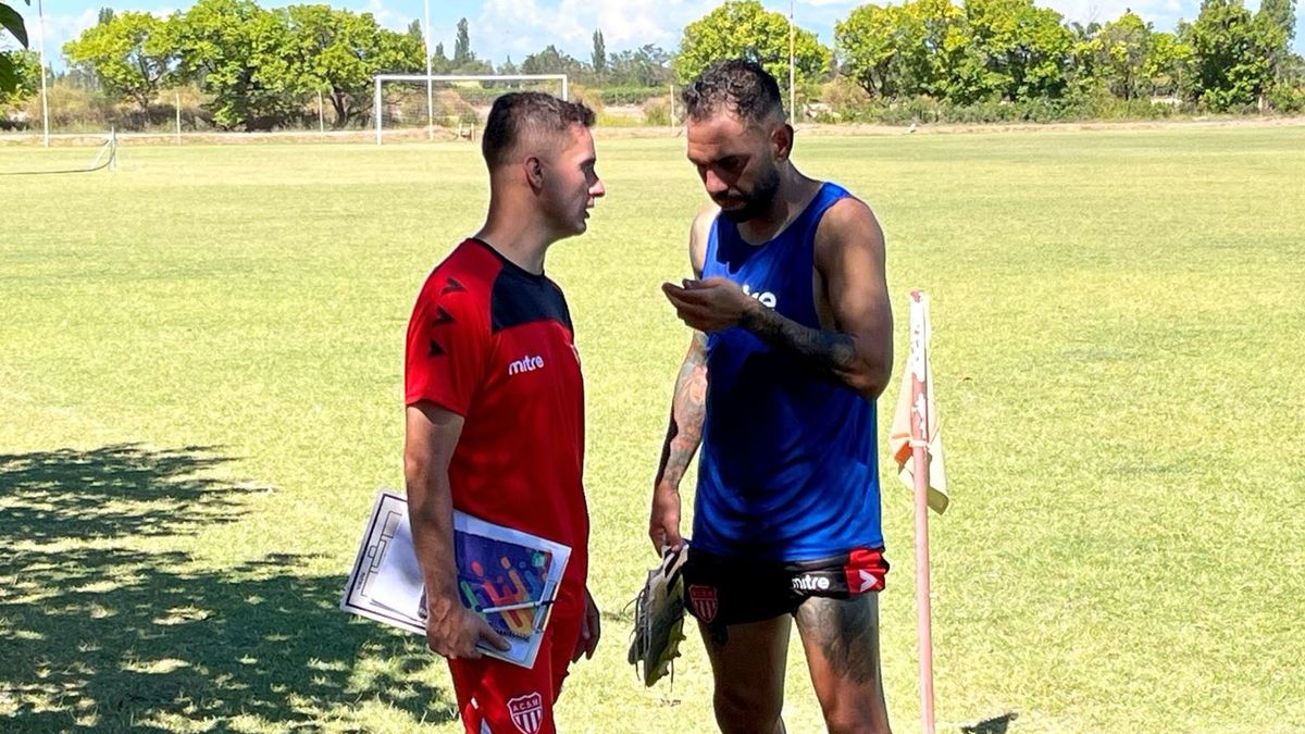 El entrenador Hernán Vázquez habla con el defensor Alexis Viscarra. El entrenador Hernán Vázquez habla con el defensor Alexis Viscarra.