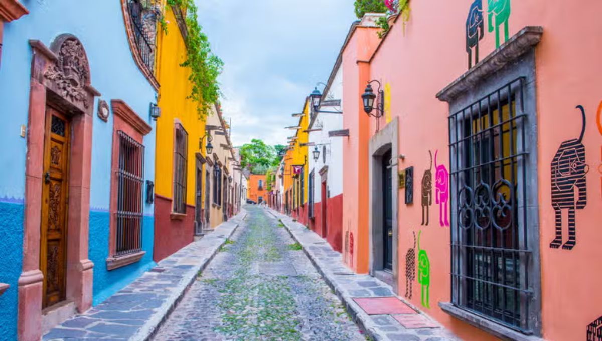 San Miguel de Allende es hogar de una gran comunidad de artistas, tanto mexicanos como extranjeros. Por eso tiene una vibrante escena cultural con galerías, talleres y festivales durante todo el año.