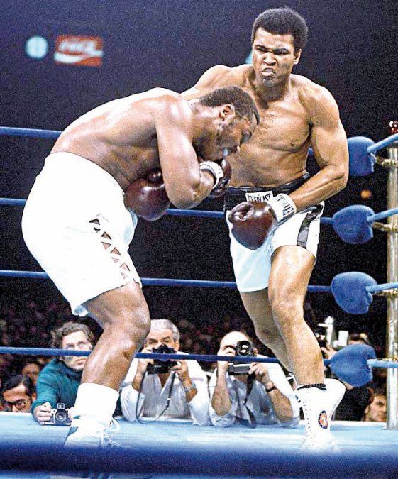 Alí pegó, corrió y agarró a Joe Frazier