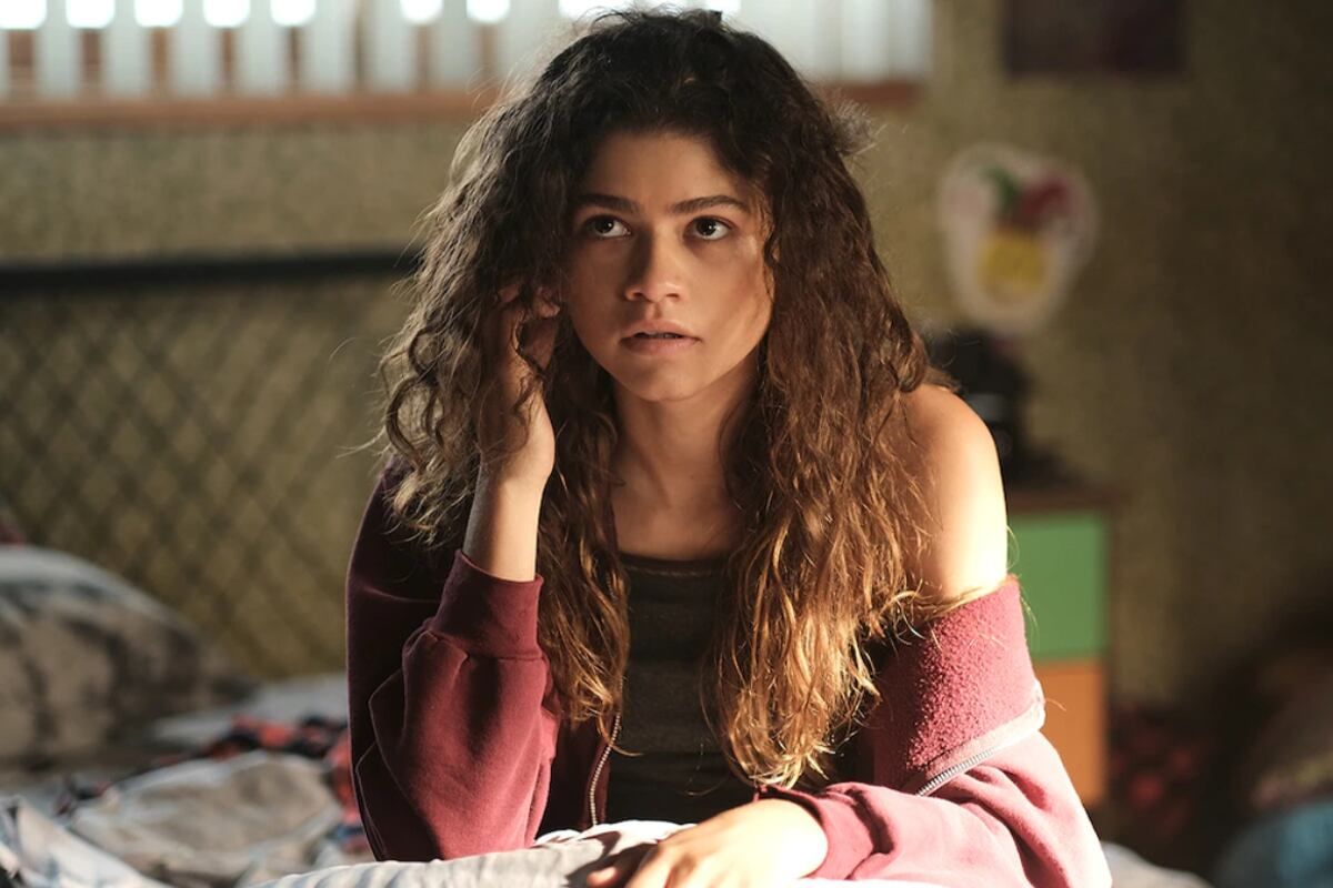 Zendaya recrea el papel de Rue, una chica afectada por problemas de consumo de sustancias. Zendaya recrea el papel de Rue, una chica afectada por problemas de consumo de sustancias.