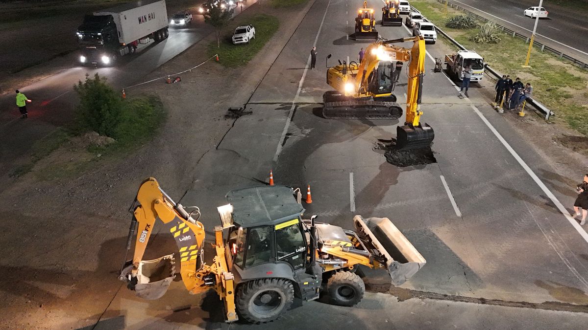 La mano hacia el norte del Acceso Sur es la que quedó cortada mientras trabajan las máquinas sobre la calzada. La mano hacia el Sur está liberada. La mano hacia el norte del Acceso Sur es la que quedó cortada mientras trabajan las máquinas sobre la calzada. La mano hacia el Sur está liberada.