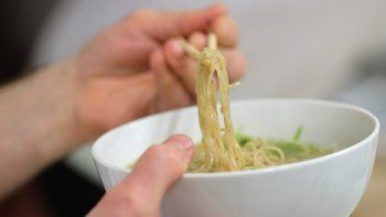 Un niño descubre una repugnante sorpresa flotando en su sopa