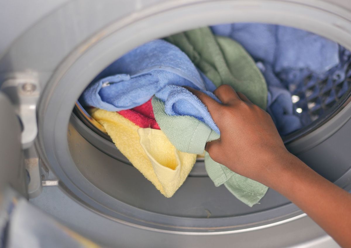 Sin jabón ni suavizante: el eficaz truco de un ingrediente para que la ropa salga impecable del lavarropas