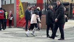 Alejandro Garnacho se retiró en muletas tras salir lesionado en el Manchester United.