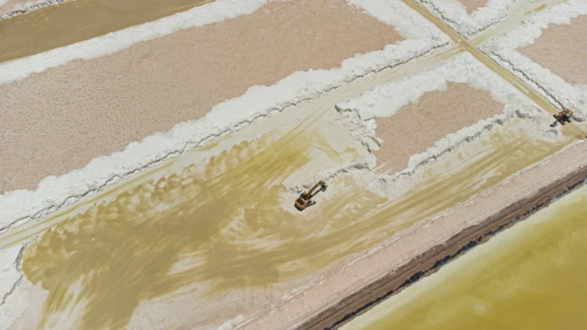 Extracción de carbonato de litio en el salar de Uyuni, en el sur de Bolivia. Este mineral es un componente clave en las baterías eléctricas, y Uyuni es una de las mayores reservas de litio del mundo (Imagen: Secretaría General Iberoamericana, CC BY NC) Extracción de carbonato de litio en el salar de Uyuni, en el sur de Bolivia. Este mineral es un componente clave en las baterías eléctricas, y Uyuni es una de las mayores reservas de litio del mundo (Imagen: Secretaría General Iberoamericana, CC BY NC)