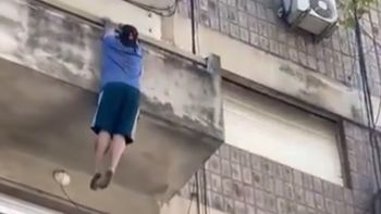 Cayó por el balcón de un cuarto piso y su mujer explicó que 