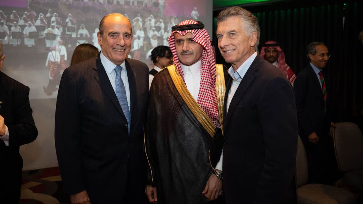 Guillermo Francos, el embajador árabe Hatem Ghormulla Alghamidi y Mauricio Macri. Guillermo Francos, el embajador árabe Hatem Ghormulla Alghamidi y Mauricio Macri.