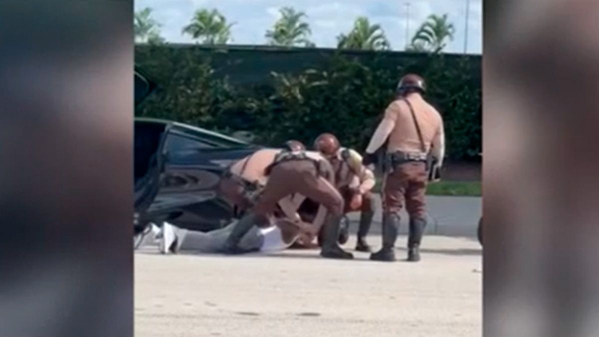 Imagen tomada de un video. Se ve el momento que la Policía de Miami tira al piso al jugador Tyreek Hill  y luego es arrestado. 