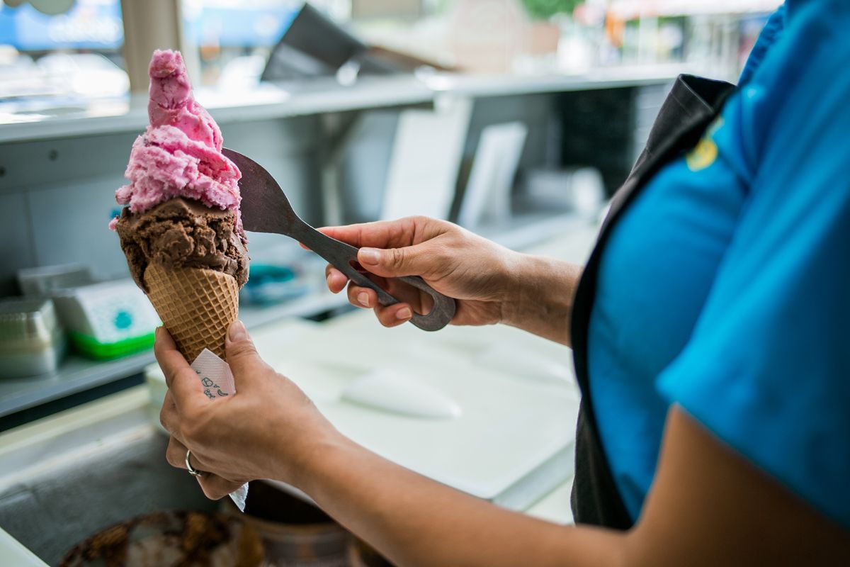 Ladrones atrapados. Dos ladrones entraron a robar a una heladería pero los atraparon y los entregaron a la policía. Ladrones atrapados. Dos ladrones entraron a robar a una heladería pero los atraparon y los entregaron a la policía.