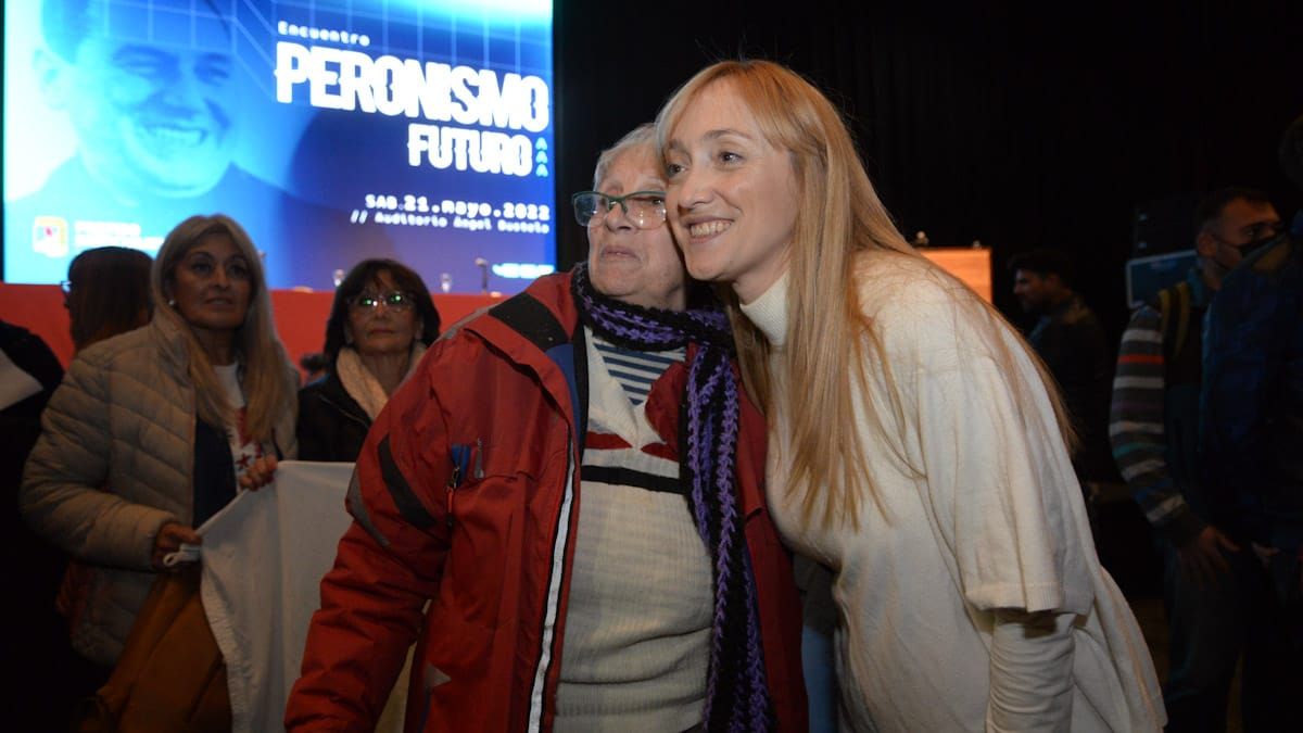 La presidenta del PJ, Anabel Fernández Sagasti, se sacó varias fotos junto a las y los militantes.