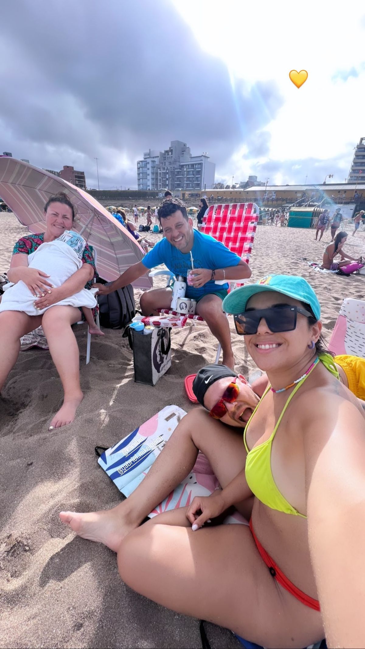 Ángela Leiva en la playa.