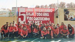 Aplausos: presentaron sus buzos con  un desayuno para necesitados