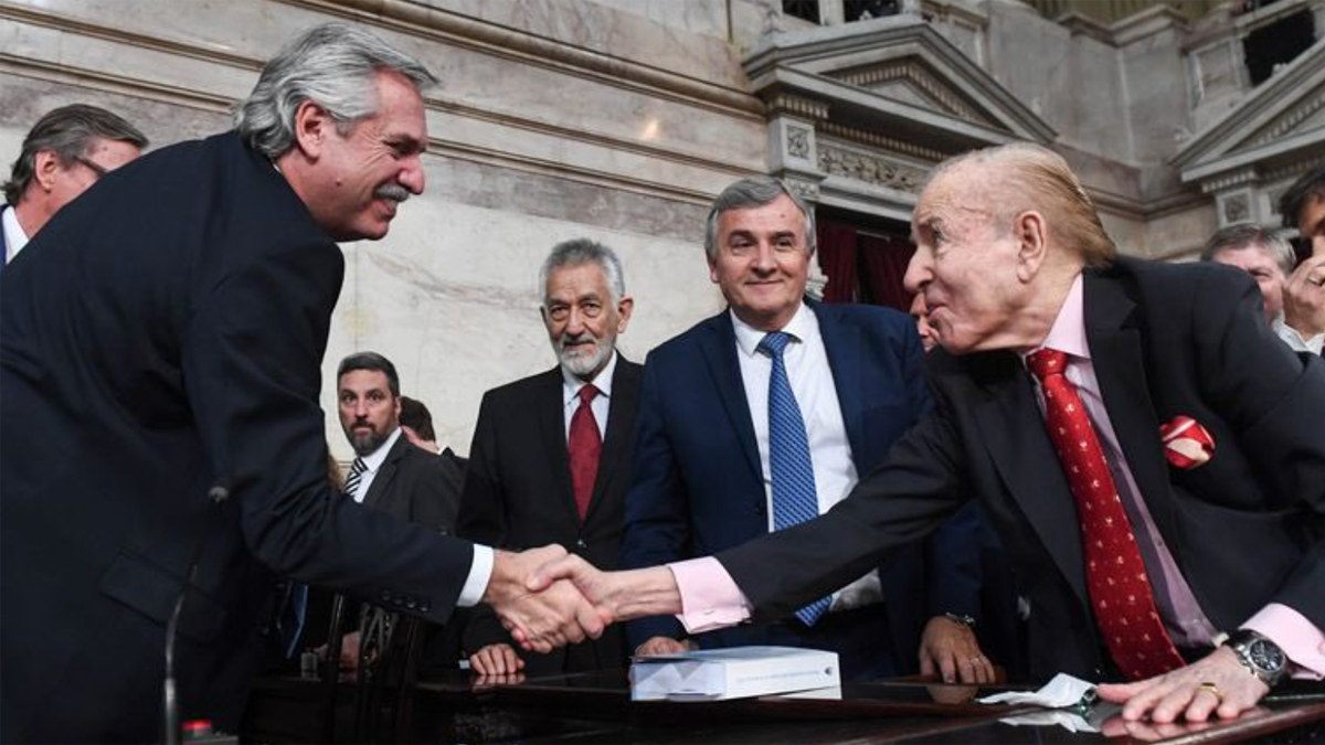 Carlos Menem felicita a Alberto Fernández en su asunción como Presidente.