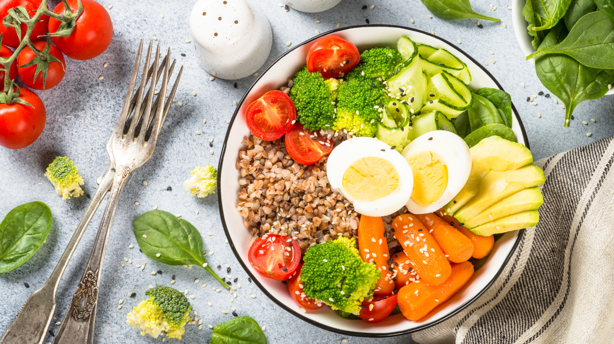 Comer más fibras: frutas, verduras, legumbres y cereales integrales alimentan a las bacterias beneficiosas de tu microbiota. Comer más fibras: frutas, verduras, legumbres y cereales integrales alimentan a las bacterias beneficiosas de tu microbiota.