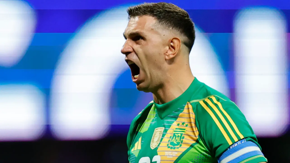 Emiliano Mart&iacute;nez sue&ntilde;a con seguir rompiendo r&eacute;cords en el arco de la Selecci&oacute;n argentina.