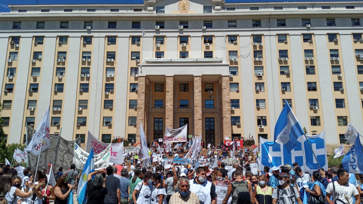 El SUTE tuvo este lunes la primera de las dos jornadas de paro y consideró que el acatamiento de los docentes llegó a un promedio en la provincia del 60%, con picos en el Sur y Valle de Uco cercanos al 90%.