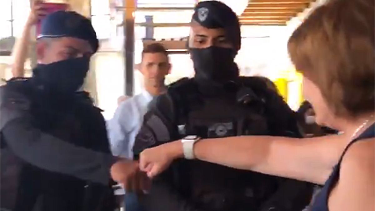 Los policías se formaron en una línea y le hicieron la venia a la ex ministra, quien también los saludó chocando un puño con cada uno de ellos.