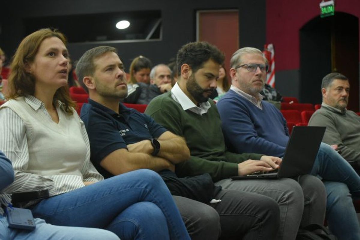 Autoridades gubernamentales en una audiencia pública de un proyecto minero en Malargüe.