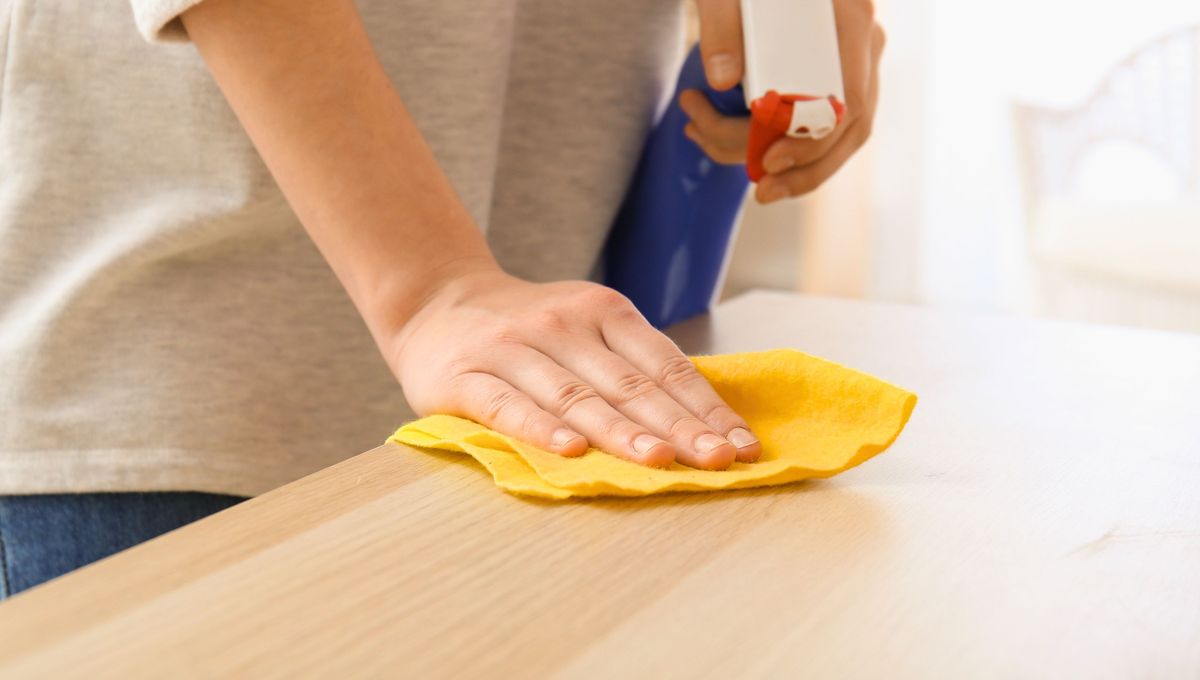 Limpia los muebles con frecuencia para evitar que las manchas y la humedad los dañen. Limpia los muebles con frecuencia para evitar que las manchas y la humedad los dañen.