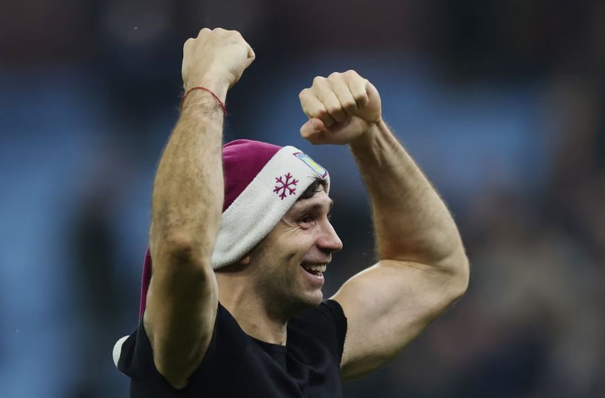 Aston Villa le gan&oacute; al Manchester United por la Premier League y lo celebr&oacute; con un gorro navide&ntilde;o.