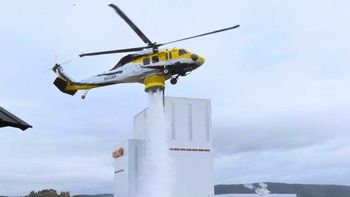 Incorporan un helicóptero militar capaz de descargar 4.300 litros de agua para frenar el fuego en el bosque