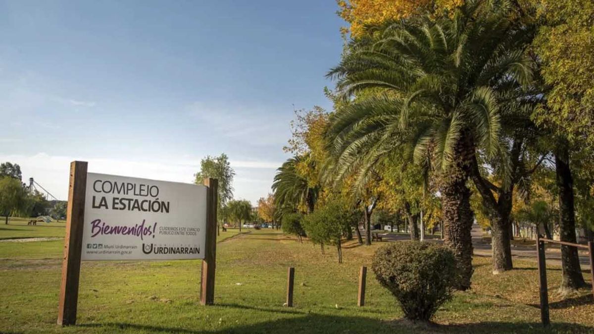 Urdinarrain se fundó en 1890 cuando pasó el primer tren por el lugar y se vio beneficiado por el aporte de inmigrantes europeos Urdinarrain se fundó en 1890 cuando pasó el primer tren por el lugar y se vio beneficiado por el aporte de inmigrantes europeos