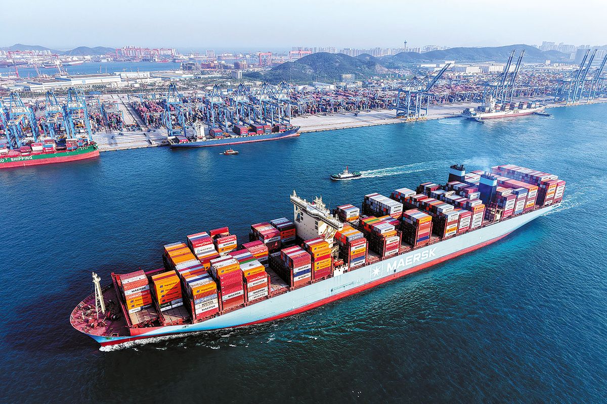 El gran barco de carga que transporta contenedores de comercio exterior sale del puerto de Qingdao, en Qingdao, provincia de Shandong. YU FANGPING / PARA CHINA DAILY.