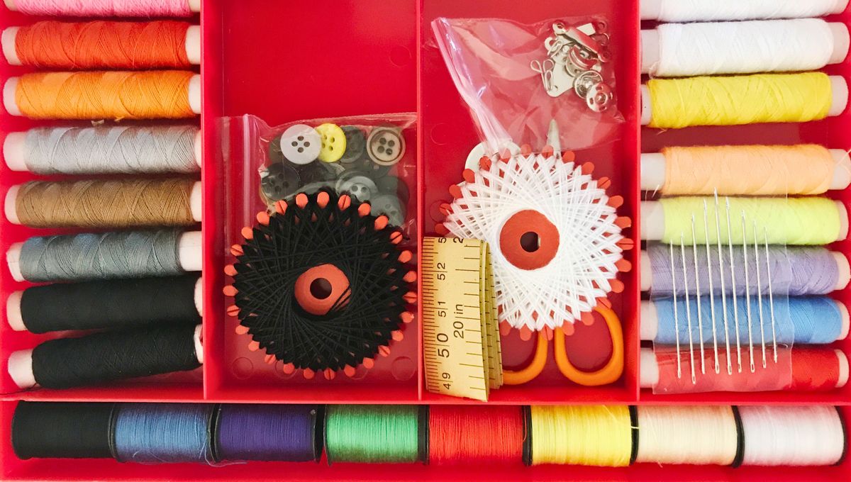 Un buen costurero te puede sacar de apuros cuando la ropa se rompe. Un buen costurero te puede sacar de apuros cuando la ropa se rompe. 