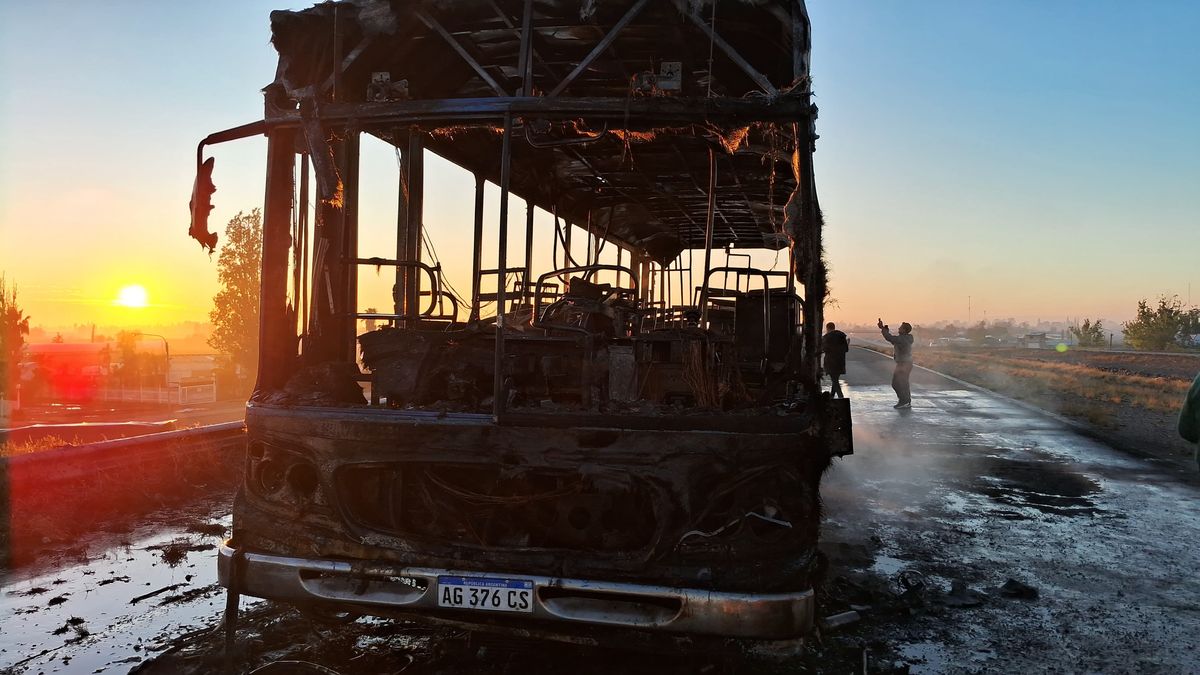 El micro de la empresa Nueva Generación se incendió por completo cuando circulaba por el Acceso Este. El micro de la empresa Nueva Generación se incendió por completo cuando circulaba por el Acceso Este.