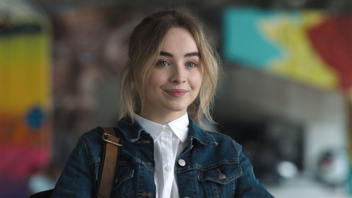 La actriz y cantante Sabrina Carpenter interpreta a Quinn Ackerman en la película de Netflix.